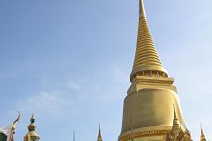 
Just after entering the Wat Phra Kaeo we saw the golden Phra Siratana Chedi, a 19th-century Sri Lankan-style stupa supposedly housing ashes of the Buddha.
